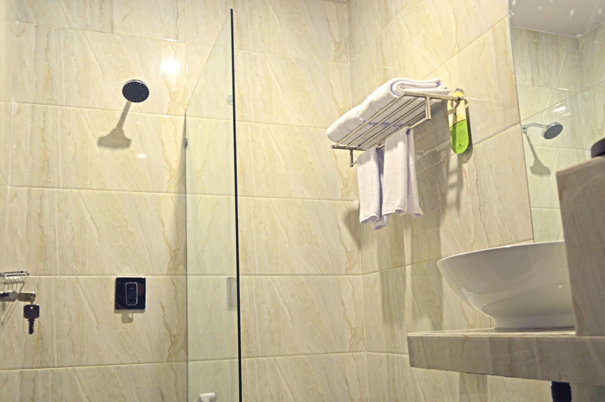 Hotel Safira มาเกอลัง ภายนอก รูปภาพ